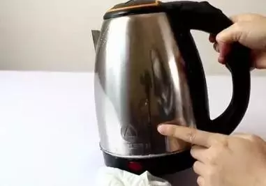 在電水壺上敷一層紙巾,竟會發生這樣的變化!太神奇了!