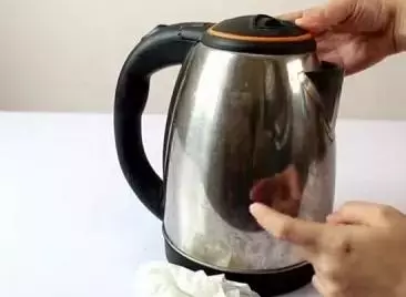 在電水壺上敷一層紙巾,竟會發生這樣的變化!太神奇了!