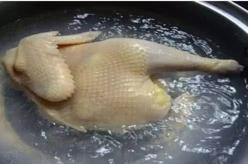 客家嫂子:煮白切雞時,萬萬記住這「3點」,皮脆肉嫩超入味!