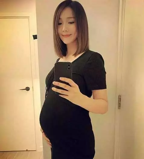 王祖藍公開女兒長相,鼻大唇厚,網友:最擔心的事還是發生了~