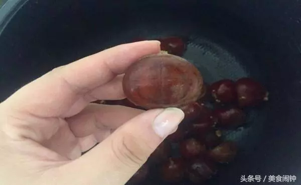 教您一招,用電飯煲做糖炒栗子,做法超簡單,比外面賣的還好吃!