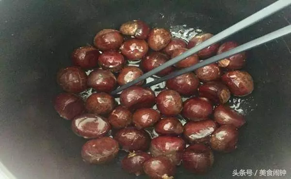 教您一招,用電飯煲做糖炒栗子,做法超簡單,比外面賣的還好吃!