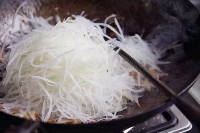 阿基師的經典廣式蘿蔔糕做法,蘿蔔做的比肉香,香甜軟糯很好吃,做法也簡單!