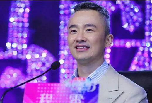 又一主持人因病離開舞台,他的妻子只有23歲~~~