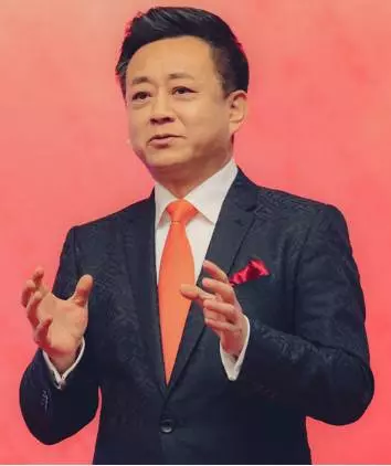 又一主持人因病離開舞台,他的妻子只有23歲~~~