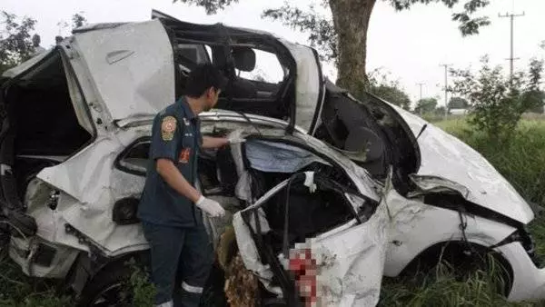 童星出道的20歲泰女星Inn 撞樹夾車內死 ... RIP ~