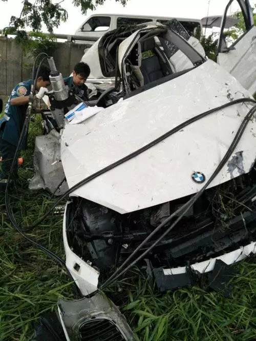 童星出道的20歲泰女星Inn 撞樹夾車內死 ... RIP ~