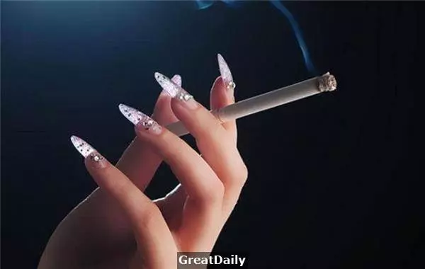 千萬別再說「香菸傷身」90%的人都搞錯了!沒想到香菸的背後竟隱藏著「這種功能」快拿出你的香菸看一看!
