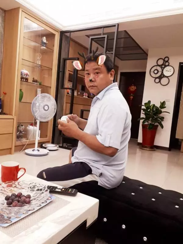 「我爸長得超像一位男神!」女大生出賣爸爸當兵照 仔細一看全網暴動:「這是彭于晏吧!」