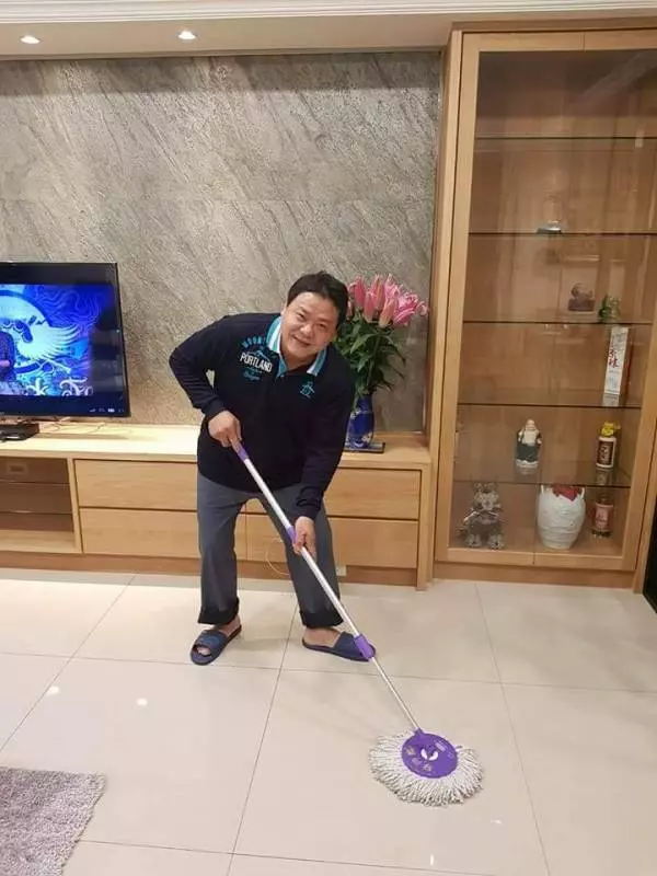 「我爸長得超像一位男神!」女大生出賣爸爸當兵照 仔細一看全網暴動:「這是彭于晏吧!」