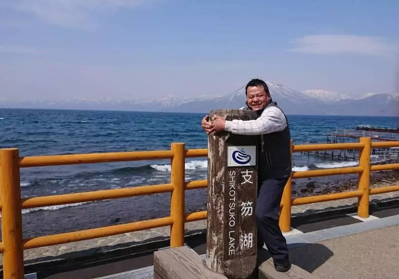 「我爸長得超像一位男神!」女大生出賣爸爸當兵照 仔細一看全網暴動:「這是彭于晏吧!」