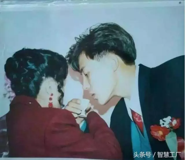 「我爸長得超像一位男神!」女大生出賣爸爸當兵照 仔細一看全網暴動:「這是彭于晏吧!」