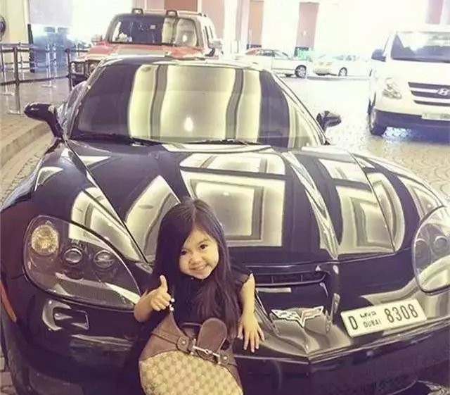 你還記得這位因太可愛,結果被杜拜土豪帶去杜拜的小女孩嗎?如今她終於長大了!現在居然長成這樣...