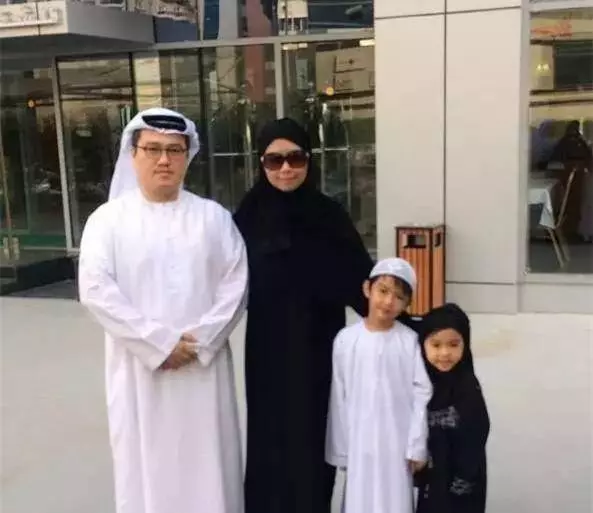 你還記得這位因太可愛,結果被杜拜土豪帶去杜拜的小女孩嗎?如今她終於長大了!現在居然長成這樣...