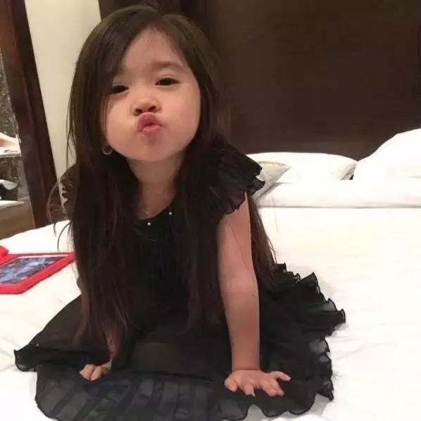 你還記得這位因太可愛,結果被杜拜土豪帶去杜拜的小女孩嗎?如今她終於長大了!現在居然長成這樣...