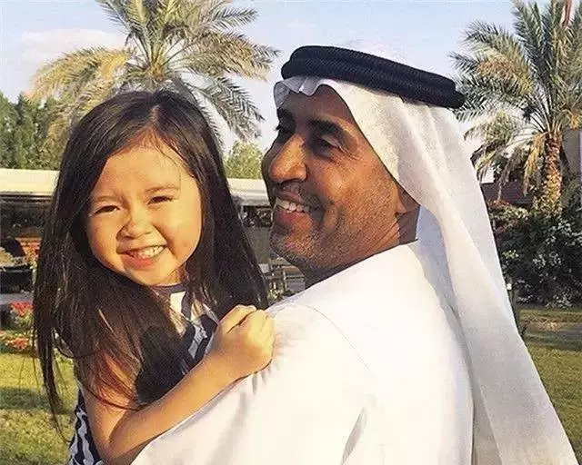 你還記得這位因太可愛,結果被杜拜土豪帶去杜拜的小女孩嗎?如今她終於長大了!現在居然長成這樣...
