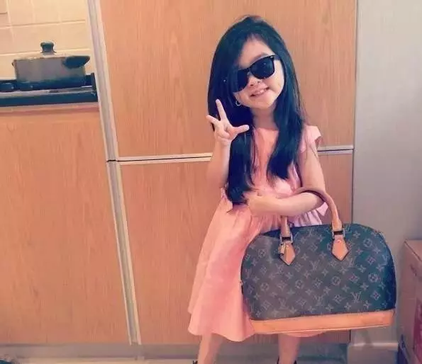 你還記得這位因太可愛,結果被杜拜土豪帶去杜拜的小女孩嗎?如今她終於長大了!現在居然長成這樣...