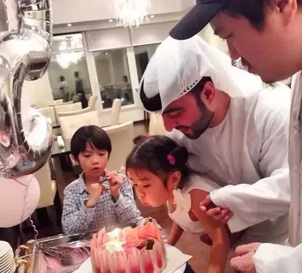 你還記得這位因太可愛,結果被杜拜土豪帶去杜拜的小女孩嗎?如今她終於長大了!現在居然長成這樣...