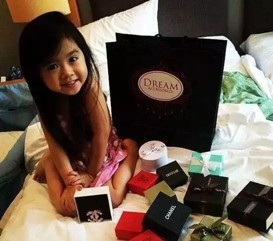 你還記得這位因太可愛,結果被杜拜土豪帶去杜拜的小女孩嗎?如今她終於長大了!現在居然長成這樣...