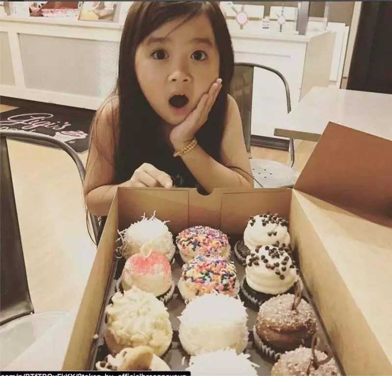 你還記得這位因太可愛,結果被杜拜土豪帶去杜拜的小女孩嗎?如今她終於長大了!現在居然長成這樣...