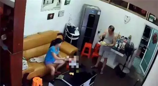 害怕爸爸被保姆欺負偷偷在家裝了攝影機,不料卻看到這驚人一幕!沒想到62歲的爸爸竟然和保姆....