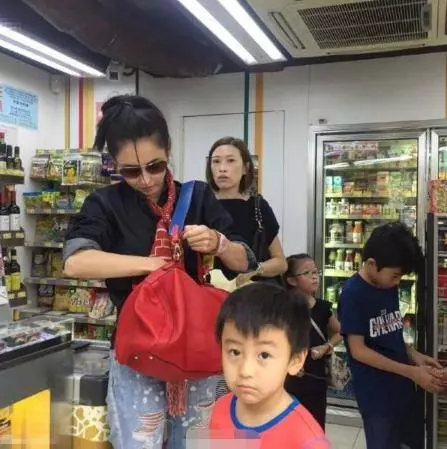 以為張柏芝與孩子發生意外,他的做法,有考慮王菲的感受嗎?