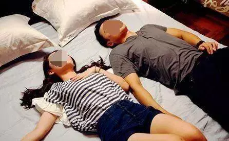 老公和小三開房,我帶婆婆捉姦 闖進門看清小三臉,我倆哭著離開!