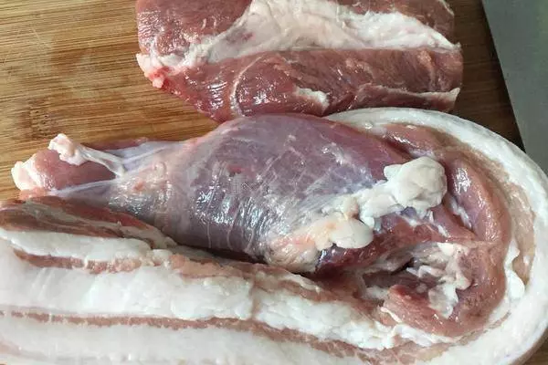 正宗客家紅燜肉,阿嬤的拿手秘方,端上桌非常受歡迎的一道菜,油而不膩,阿公吃了幾十年都沒吃夠!