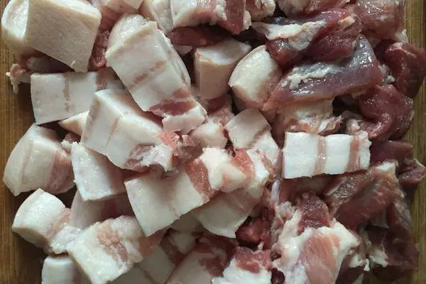 正宗客家紅燜肉,阿嬤的拿手秘方,端上桌非常受歡迎的一道菜,油而不膩,阿公吃了幾十年都沒吃夠!