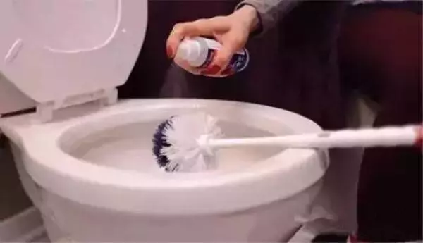 14個超棒的浴廁清潔小撇步!學會之後,家裡的浴廁永遠都亮晶晶!