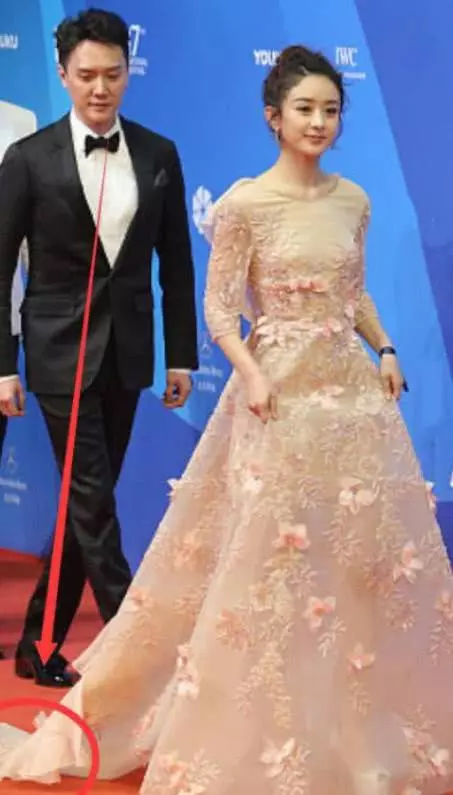 趙麗穎結婚證上「擁抱」馮紹峰,有誰注意到馮紹峰的手