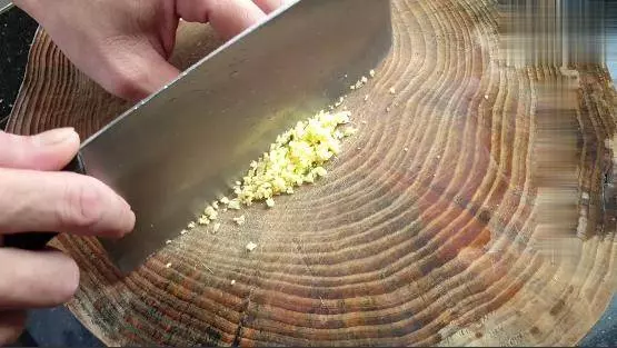 不用烤箱,不加一滴水,只用電鍋也能做出美味叉燒肉,肉香四溢看著就有食慾!