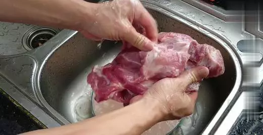 不用烤箱,不加一滴水,只用電鍋也能做出美味叉燒肉,肉香四溢看著就有食慾!