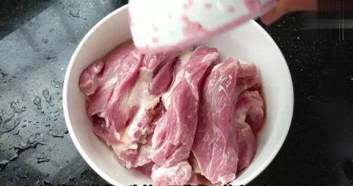 不用烤箱,不加一滴水,只用電鍋也能做出美味叉燒肉,肉香四溢看著就有食慾!