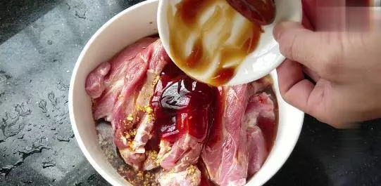 不用烤箱,不加一滴水,只用電鍋也能做出美味叉燒肉,肉香四溢看著就有食慾!