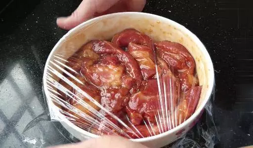 不用烤箱,不加一滴水,只用電鍋也能做出美味叉燒肉,肉香四溢看著就有食慾!