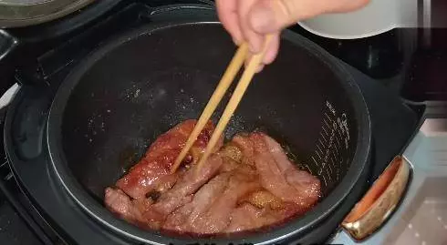 不用烤箱,不加一滴水,只用電鍋也能做出美味叉燒肉,肉香四溢看著就有食慾!