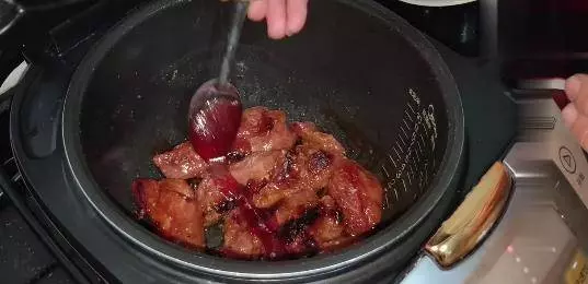 不用烤箱,不加一滴水,只用電鍋也能做出美味叉燒肉,肉香四溢看著就有食慾!