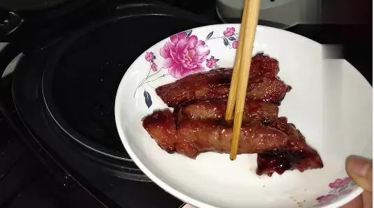 不用烤箱,不加一滴水,只用電鍋也能做出美味叉燒肉,肉香四溢看著就有食慾!