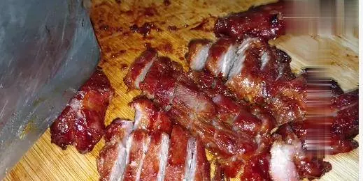 不用烤箱,不加一滴水,只用電鍋也能做出美味叉燒肉,肉香四溢看著就有食慾!