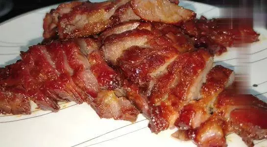 不用烤箱,不加一滴水,只用電鍋也能做出美味叉燒肉,肉香四溢看著就有食慾!