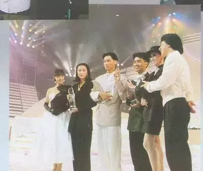 地位不輸王菲,經歷分手暴瘦,因抑鬱症消失3年,如今46歲活出了最美模樣!