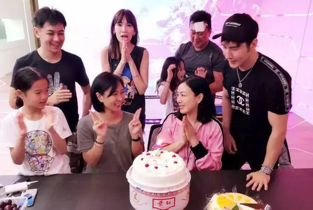 48歲鍾麗緹不顧大女兒反對,也要生第4胎為丈夫延續血脈
