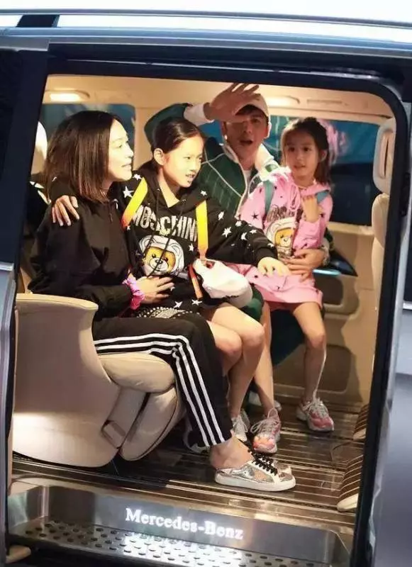 48歲鍾麗緹不顧大女兒反對,也要生第4胎為丈夫延續血脈