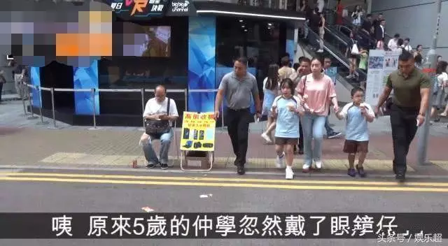 甘比帶子女逛街,一細節讓人佩服,難怪劉鑾雄分500億也要娶她!