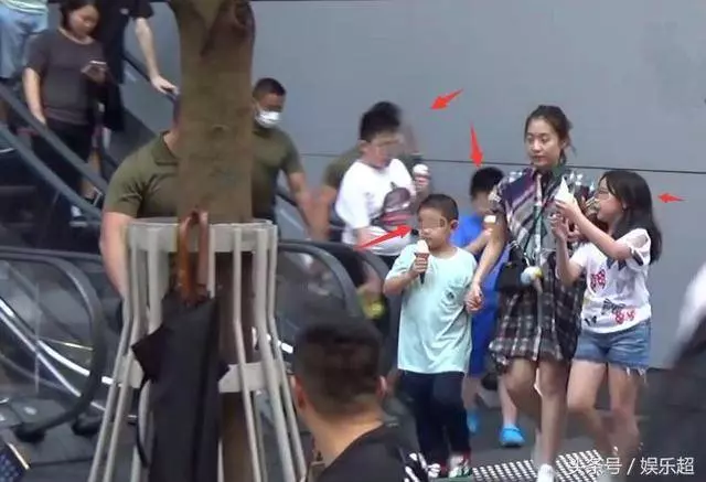 甘比帶子女逛街,一細節讓人佩服,難怪劉鑾雄分500億也要娶她!