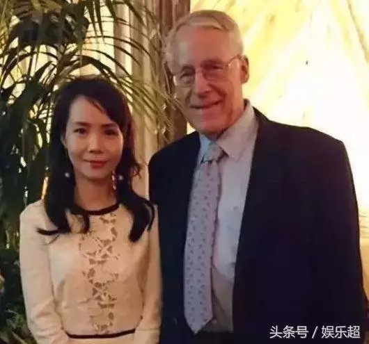 甘比帶子女逛街,一細節讓人佩服,難怪劉鑾雄分500億也要娶她!