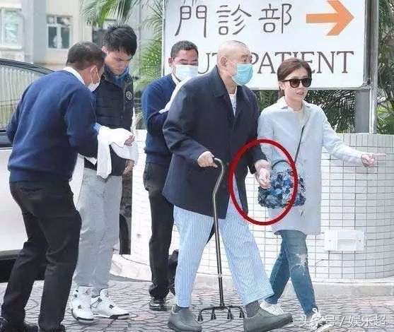 甘比帶子女逛街,一細節讓人佩服,難怪劉鑾雄分500億也要娶她!