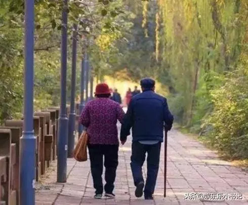 陳小春微博發文,思念雙親恩情
