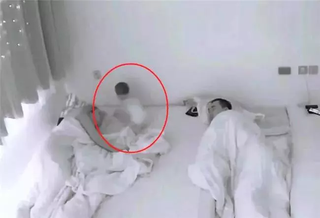 十個月寶寶半夜餓醒,監控拍下「暖心一幕」....爸媽卻不知情!網友:孩子是來報恩的 -~